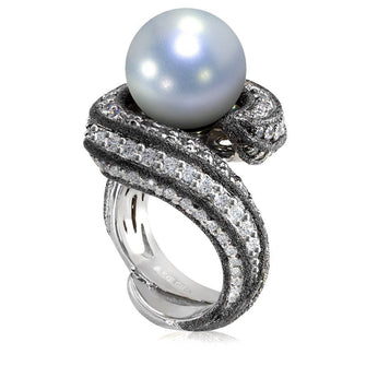 WHITE GOLD TWIST RING WITH PEARL, DIAMONDS AND CONTRAST TEXTURE